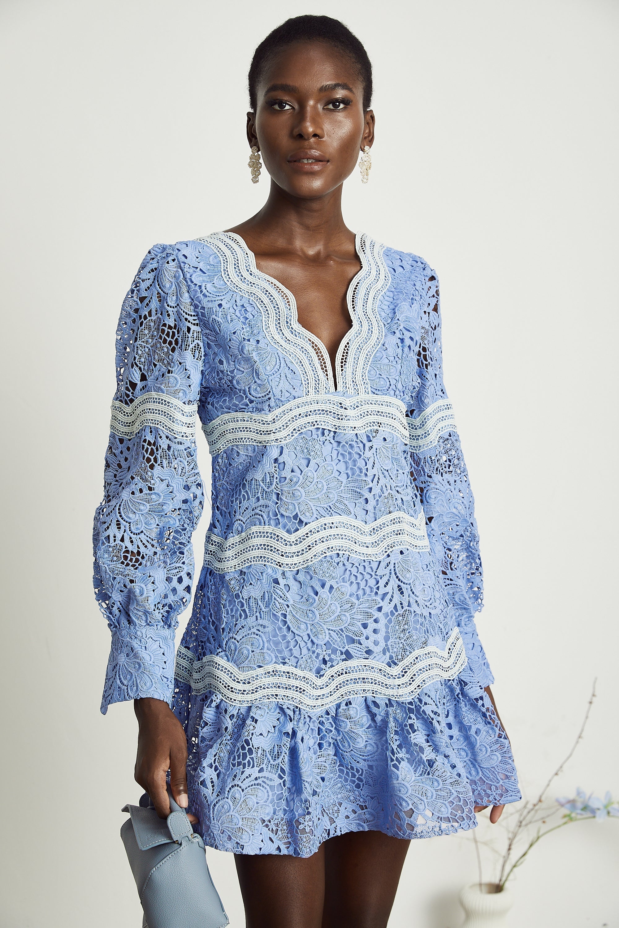 V Yaka Çiçek İşlemeli Mini Elbise