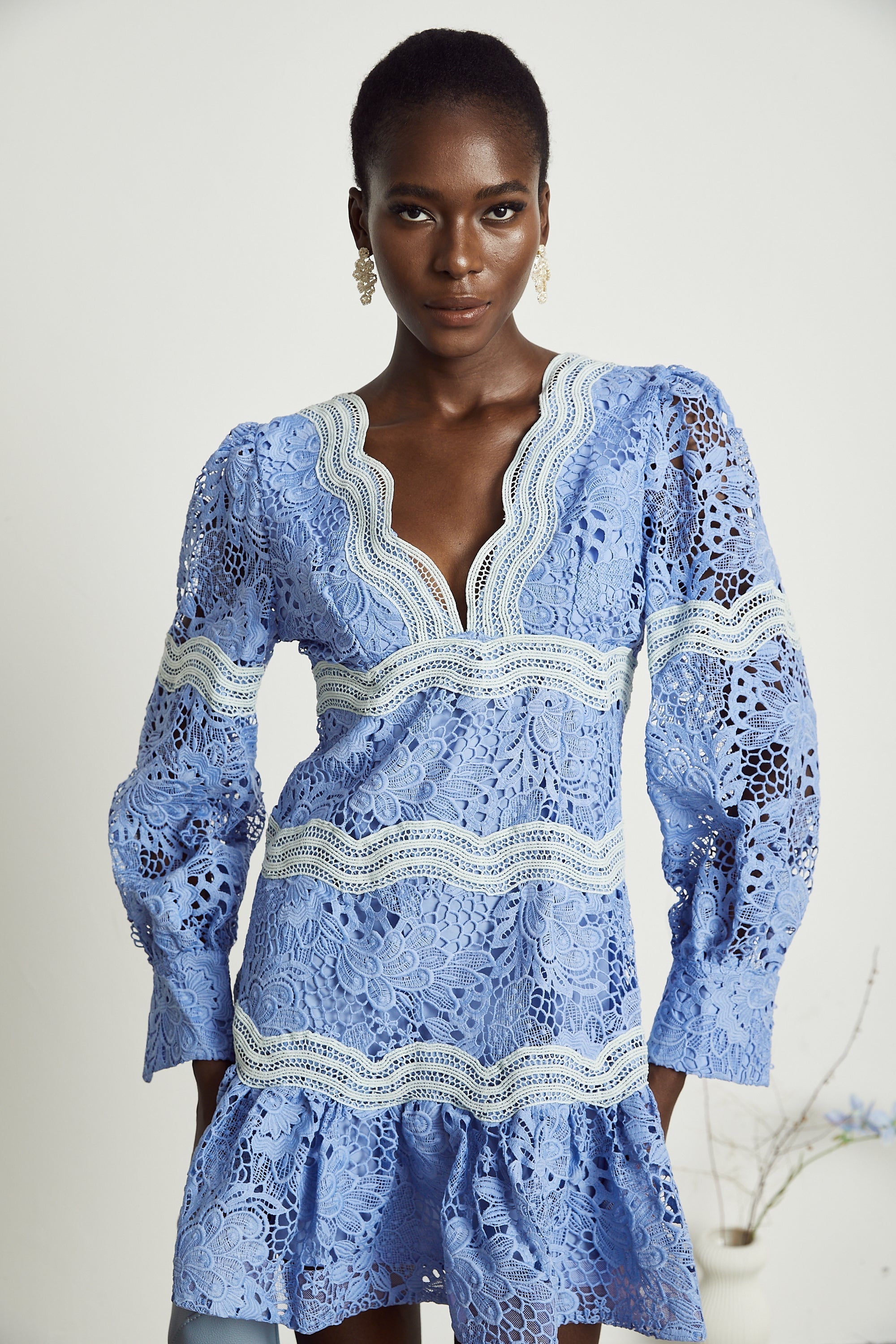 V Yaka Çiçek İşlemeli Mini Elbise