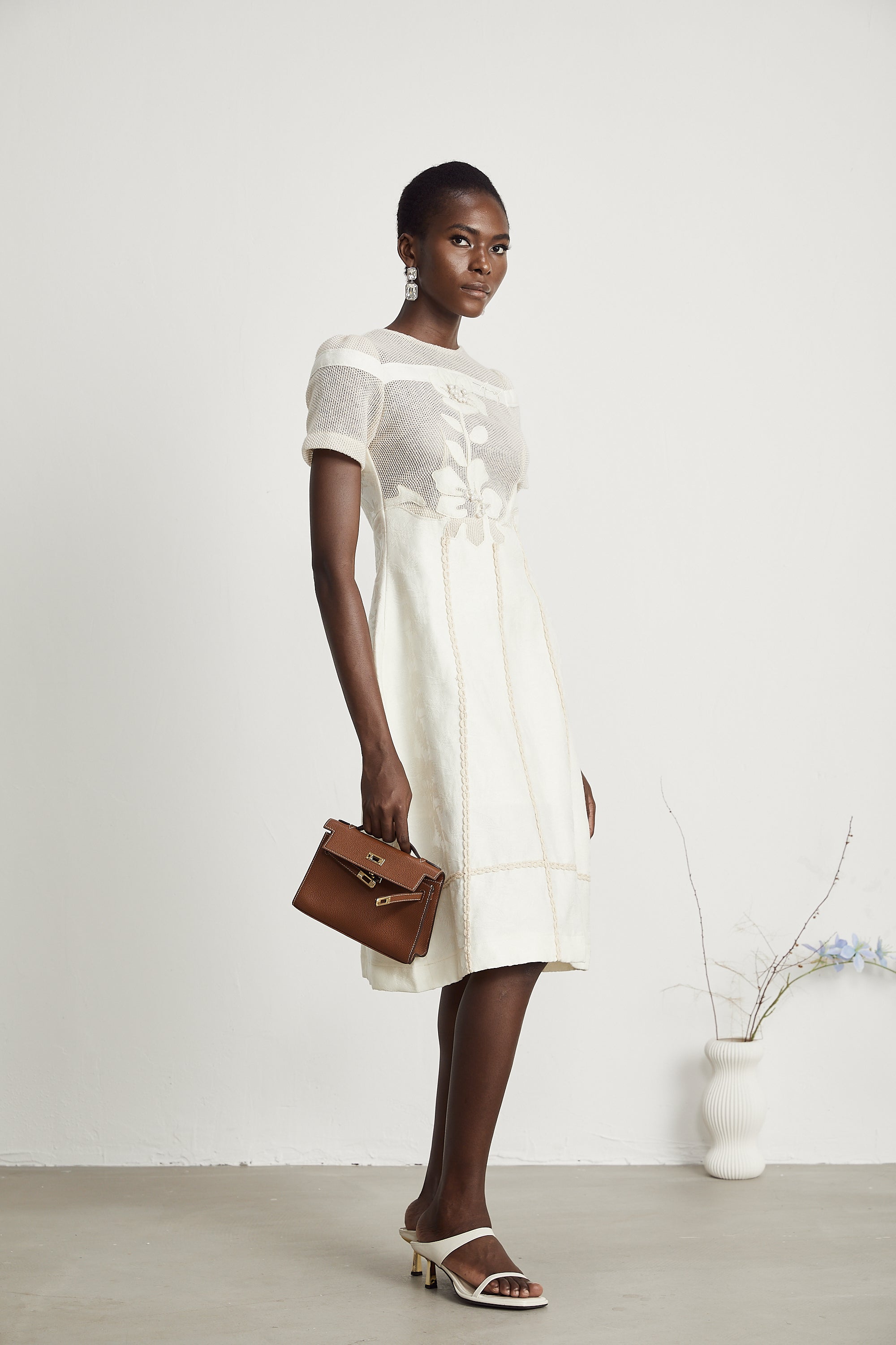 Çiçek İşlemeli Midi Elbise