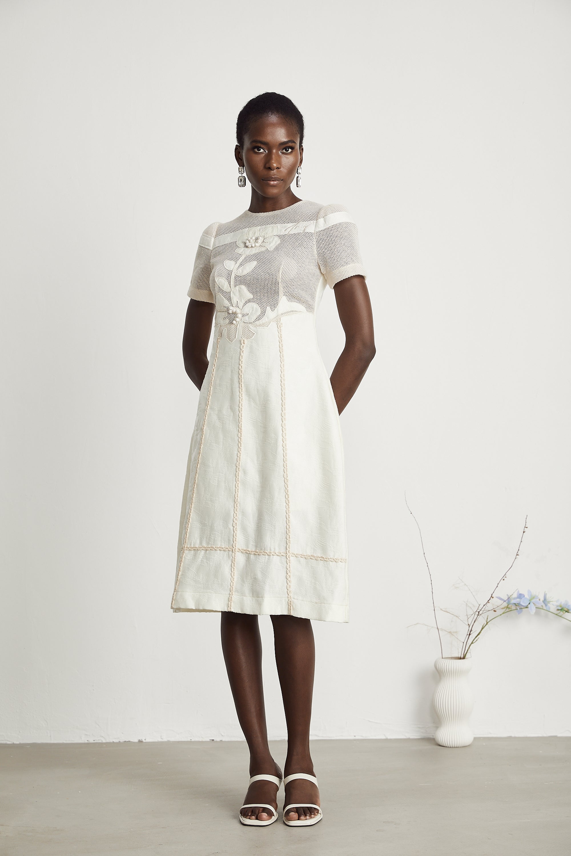 Çiçek İşlemeli Midi Elbise