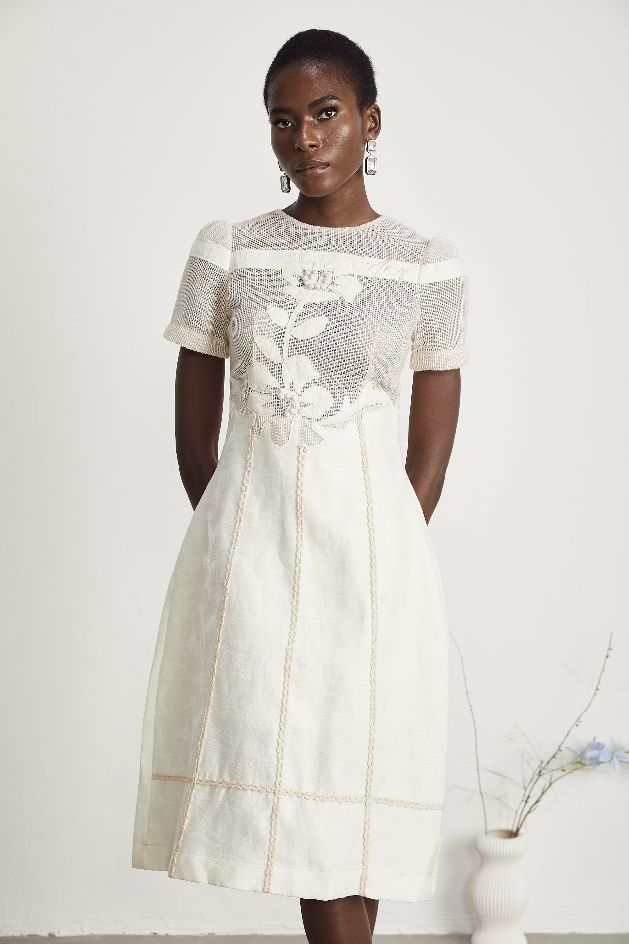 Çiçek İşlemeli Midi Elbise