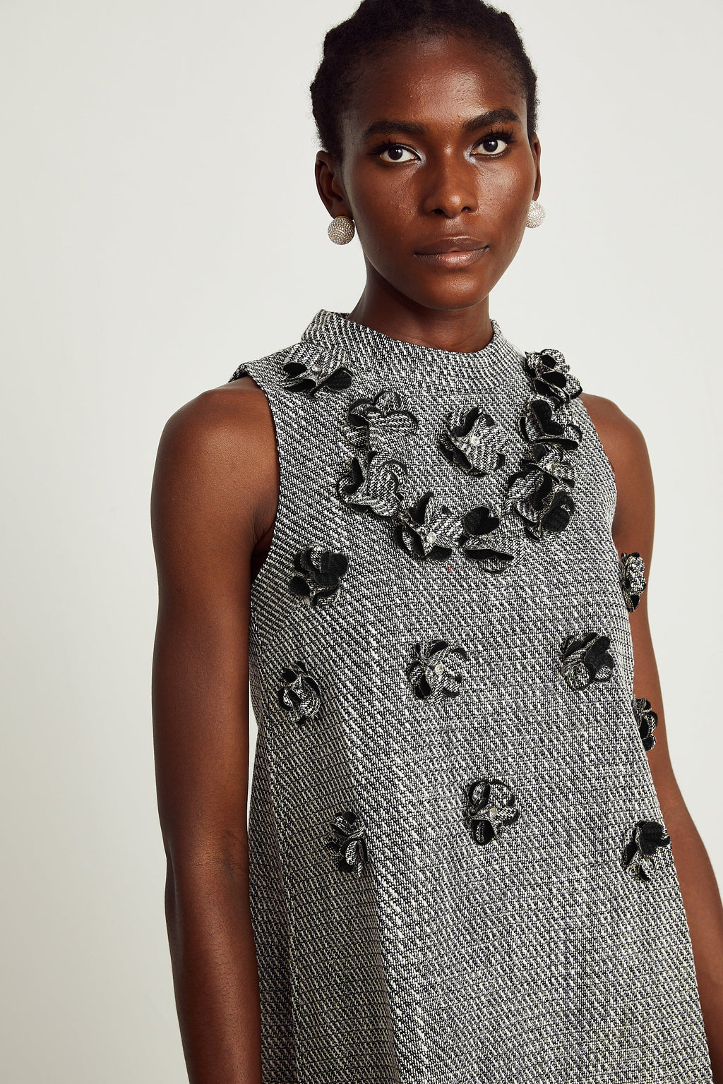 Nadège sahte çiçek detaylı kolsuz mini elbise