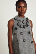 Nadège sahte çiçek detaylı kolsuz mini elbise