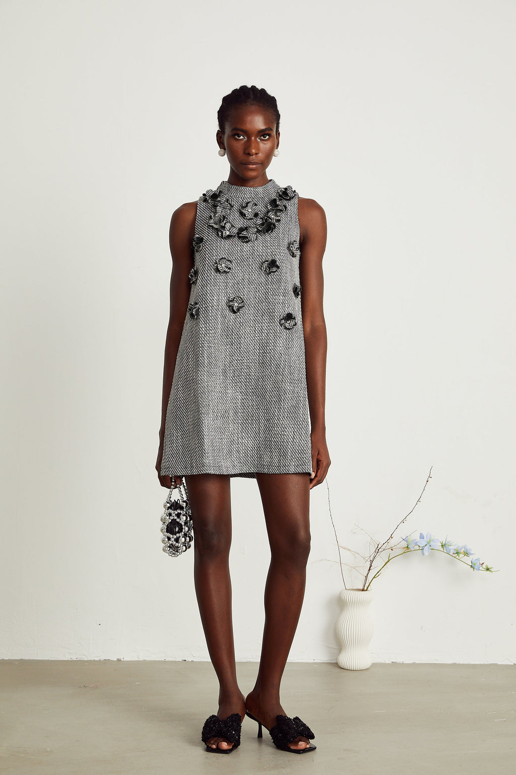 Nadège sahte çiçek detaylı kolsuz mini elbise