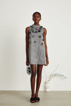 Nadège sahte çiçek detaylı kolsuz mini elbise