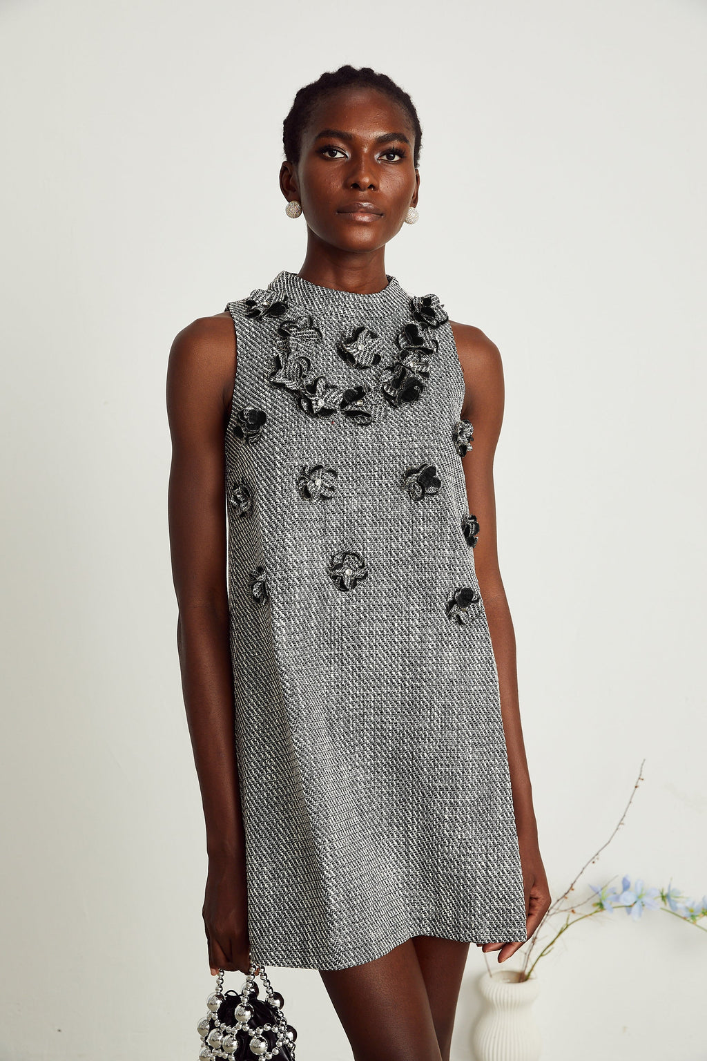 Nadège sahte çiçek detaylı kolsuz mini elbise