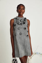 Nadège sahte çiçek detaylı kolsuz mini elbise