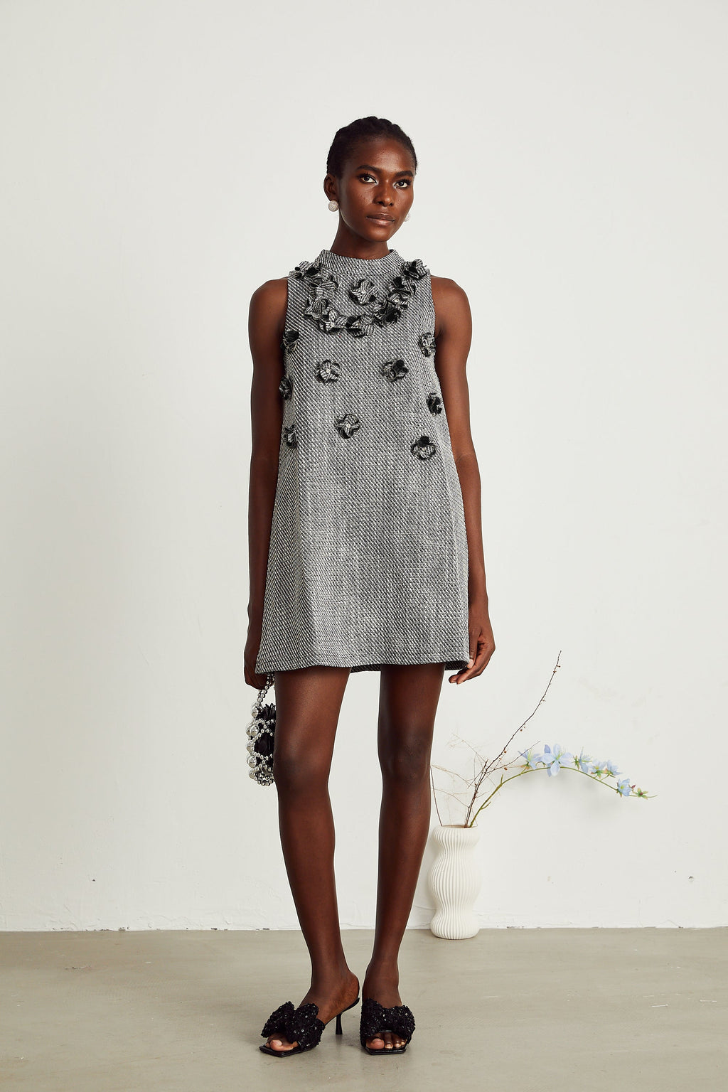 Nadège sahte çiçek detaylı kolsuz mini elbise