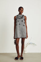 Nadège sahte çiçek detaylı kolsuz mini elbise