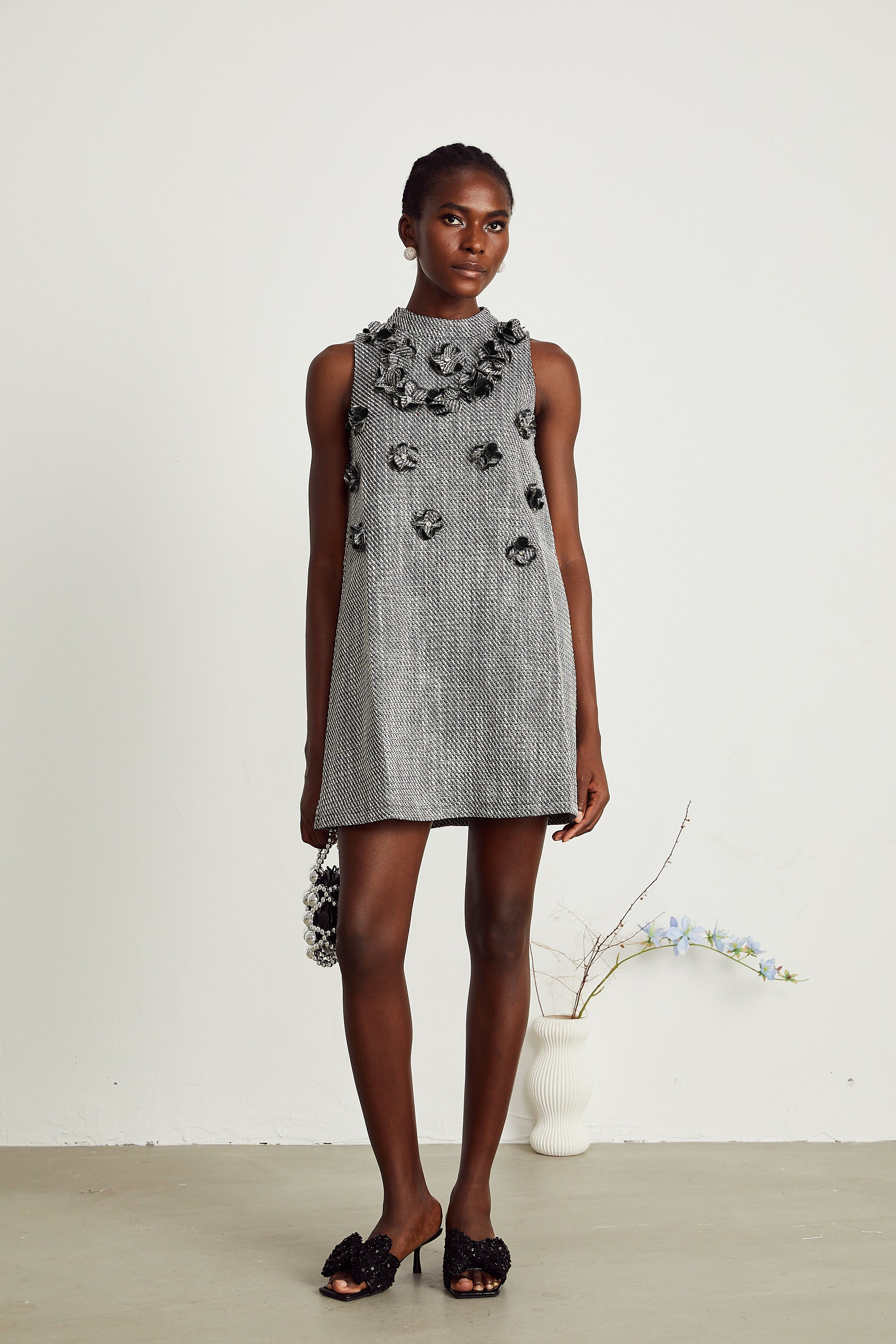 Nadège sahte çiçek detaylı kolsuz mini elbise