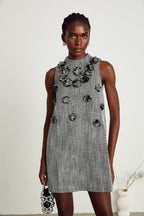 Nadège sahte çiçek detaylı kolsuz mini elbise