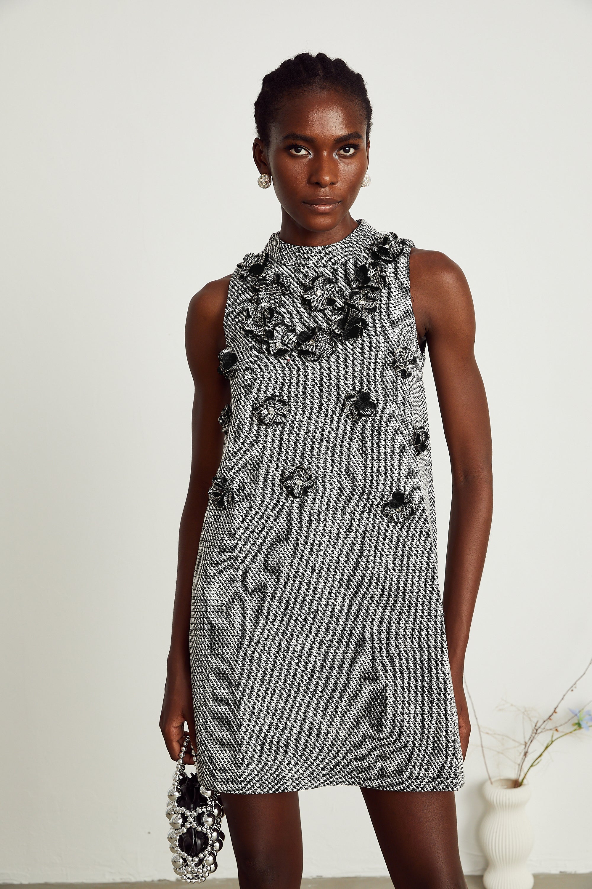 Nadège sahte çiçek detaylı kolsuz mini elbise