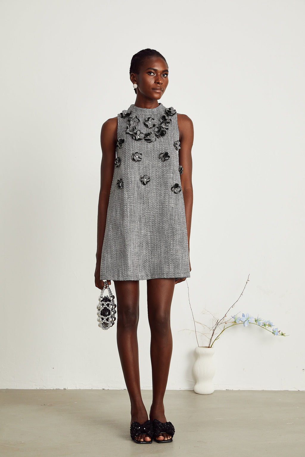 Nadège sahte çiçek detaylı kolsuz mini elbise