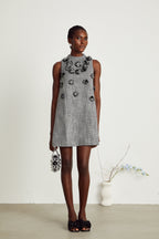 Nadège sahte çiçek detaylı kolsuz mini elbise