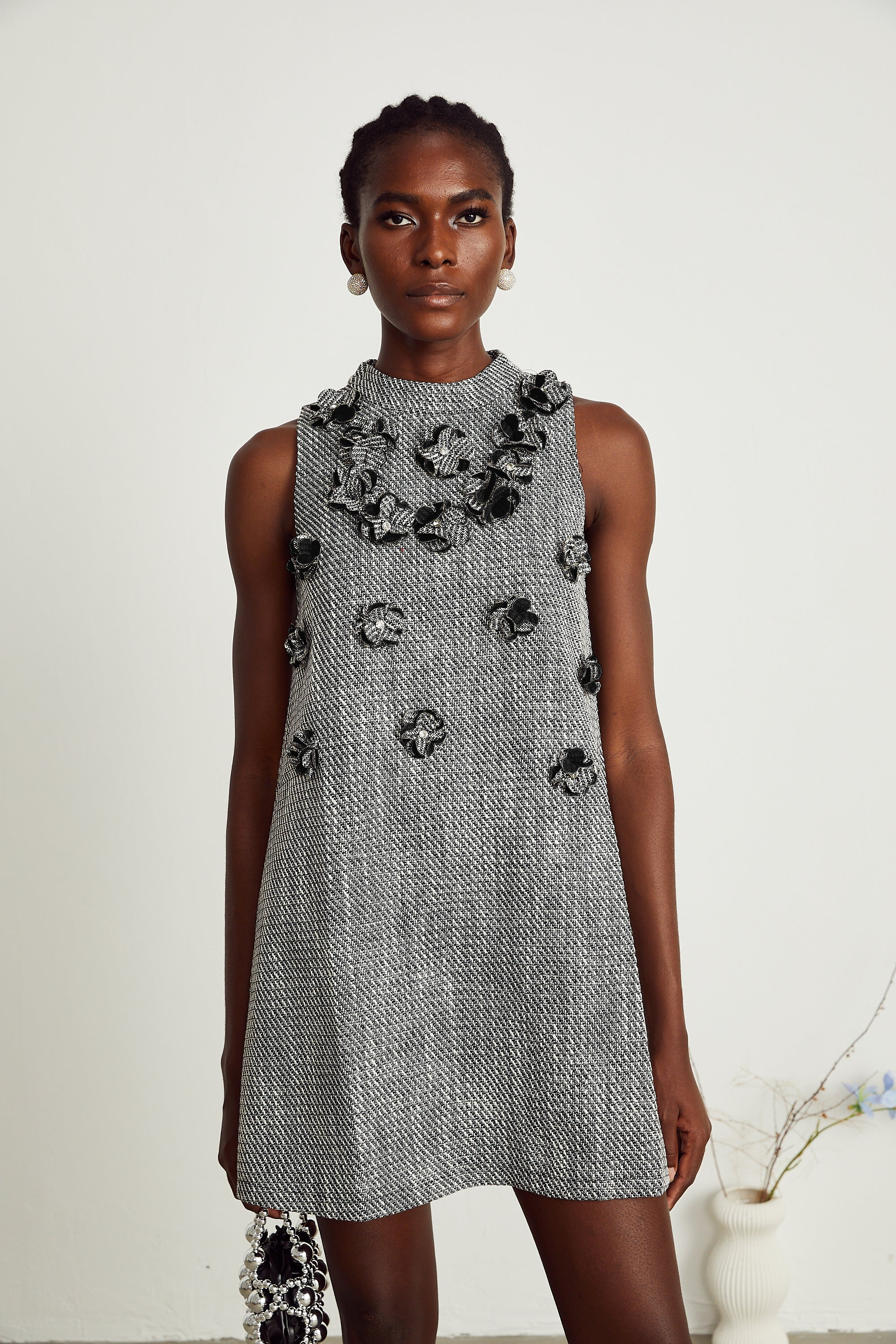 Nadège sahte çiçek detaylı kolsuz mini elbise