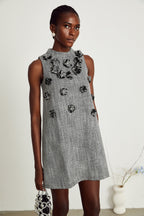 Nadège sahte çiçek detaylı kolsuz mini elbise