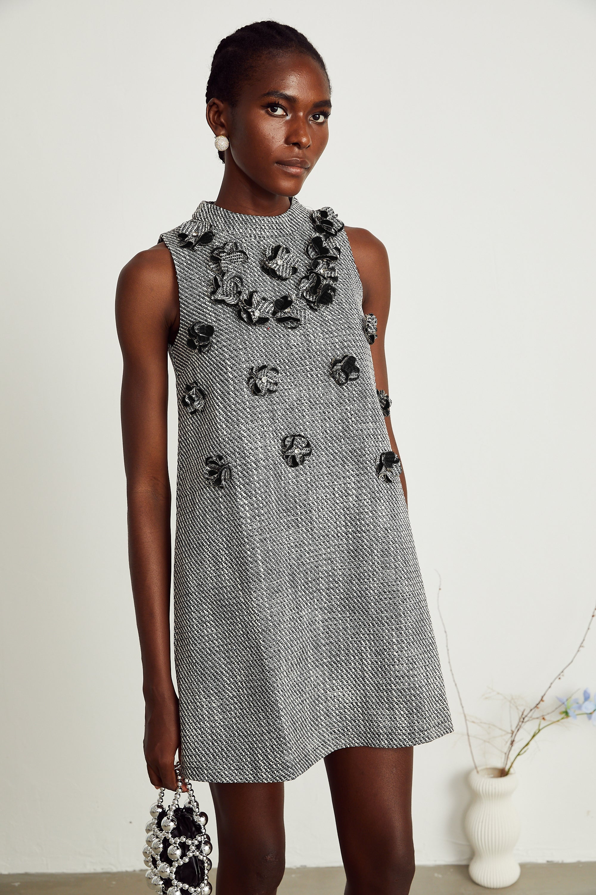 Nadège sahte çiçek detaylı kolsuz mini elbise