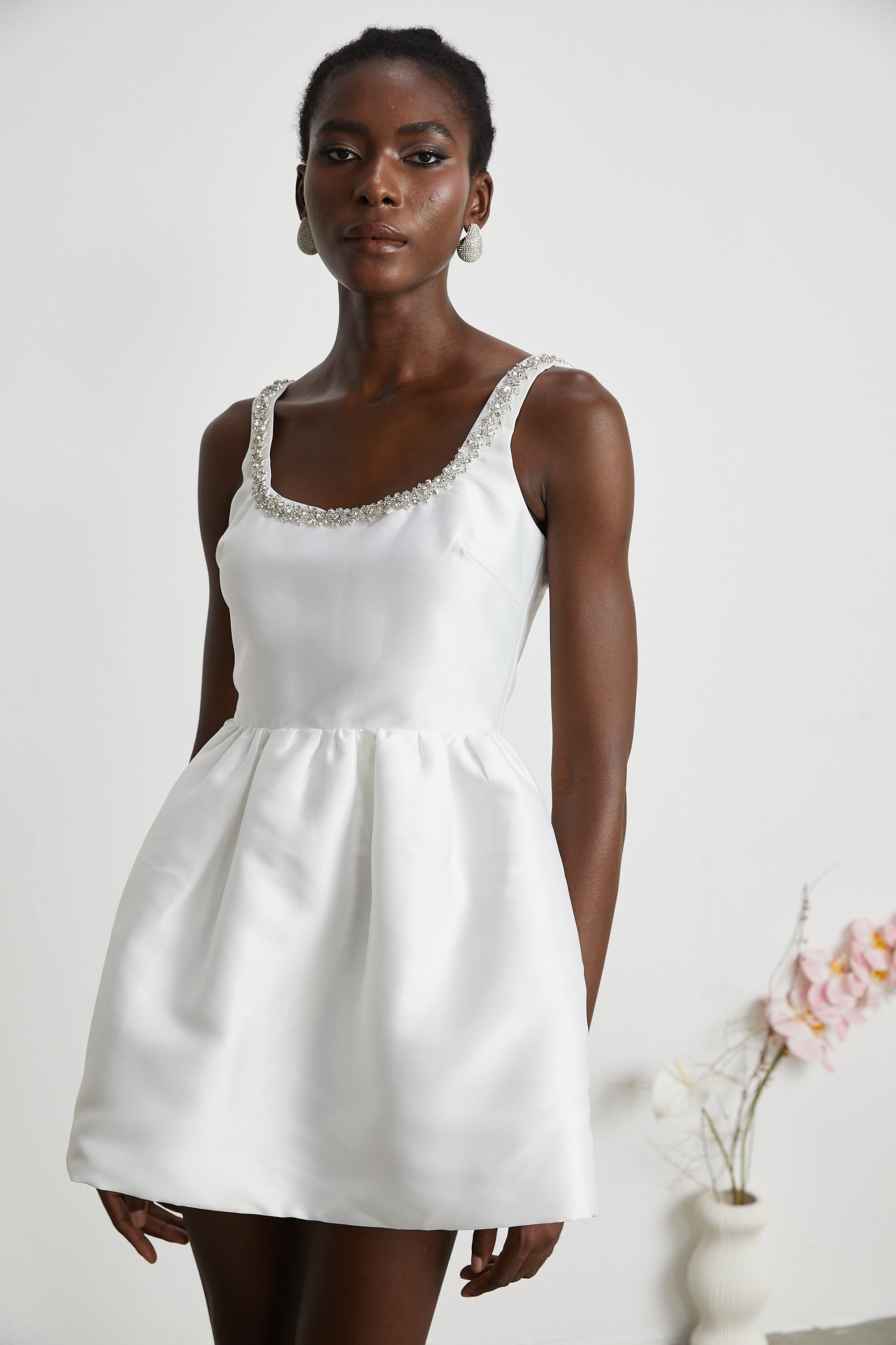 Perrine süslemeli mini elbise