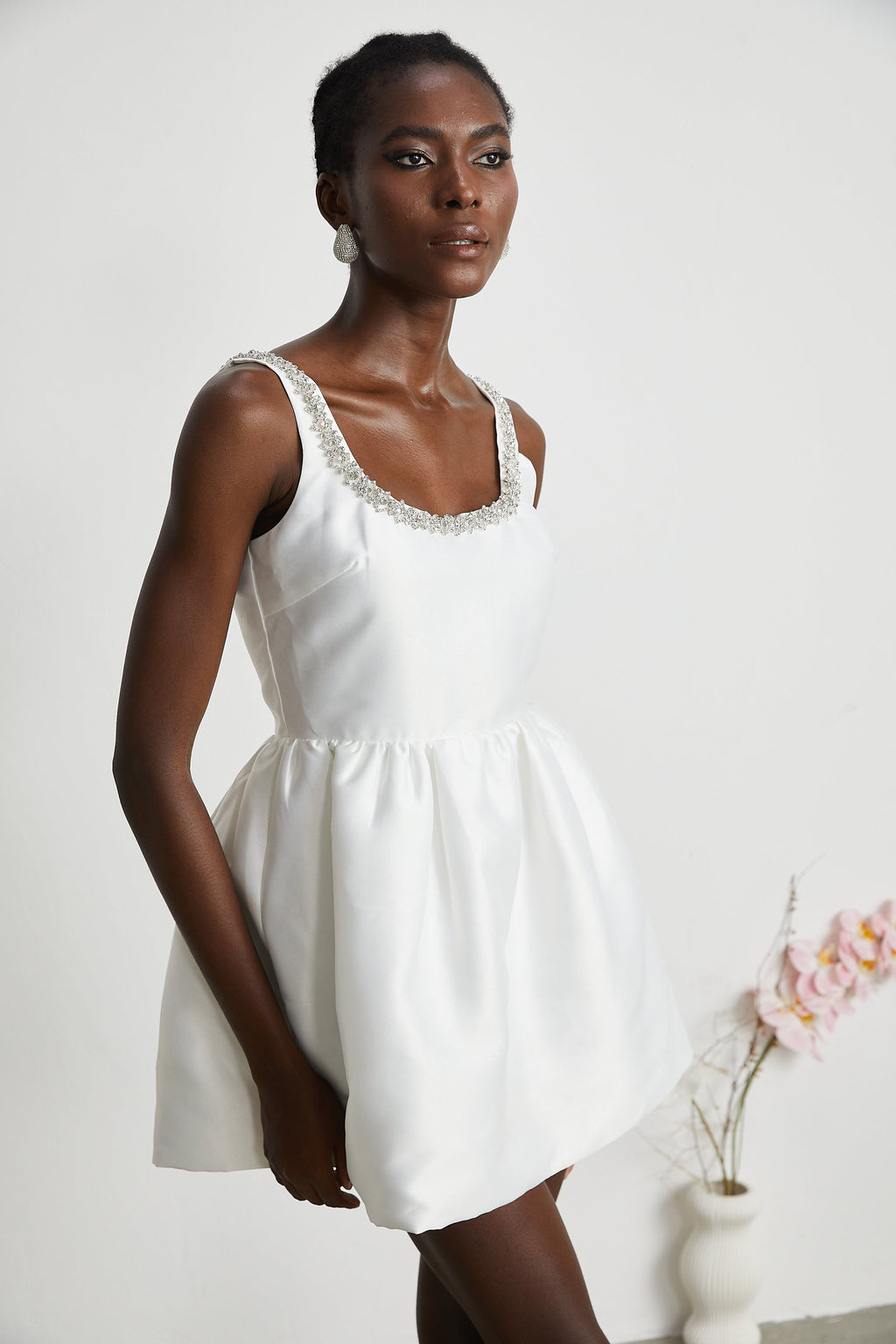 Perrine süslemeli mini elbise