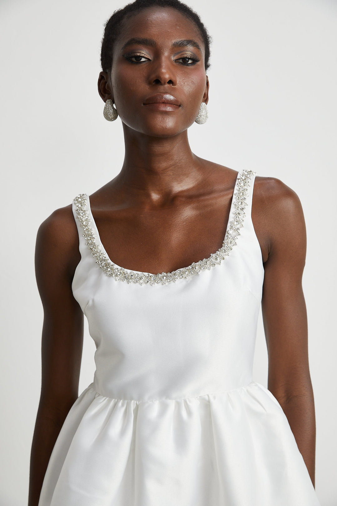 Perrine süslemeli mini elbise