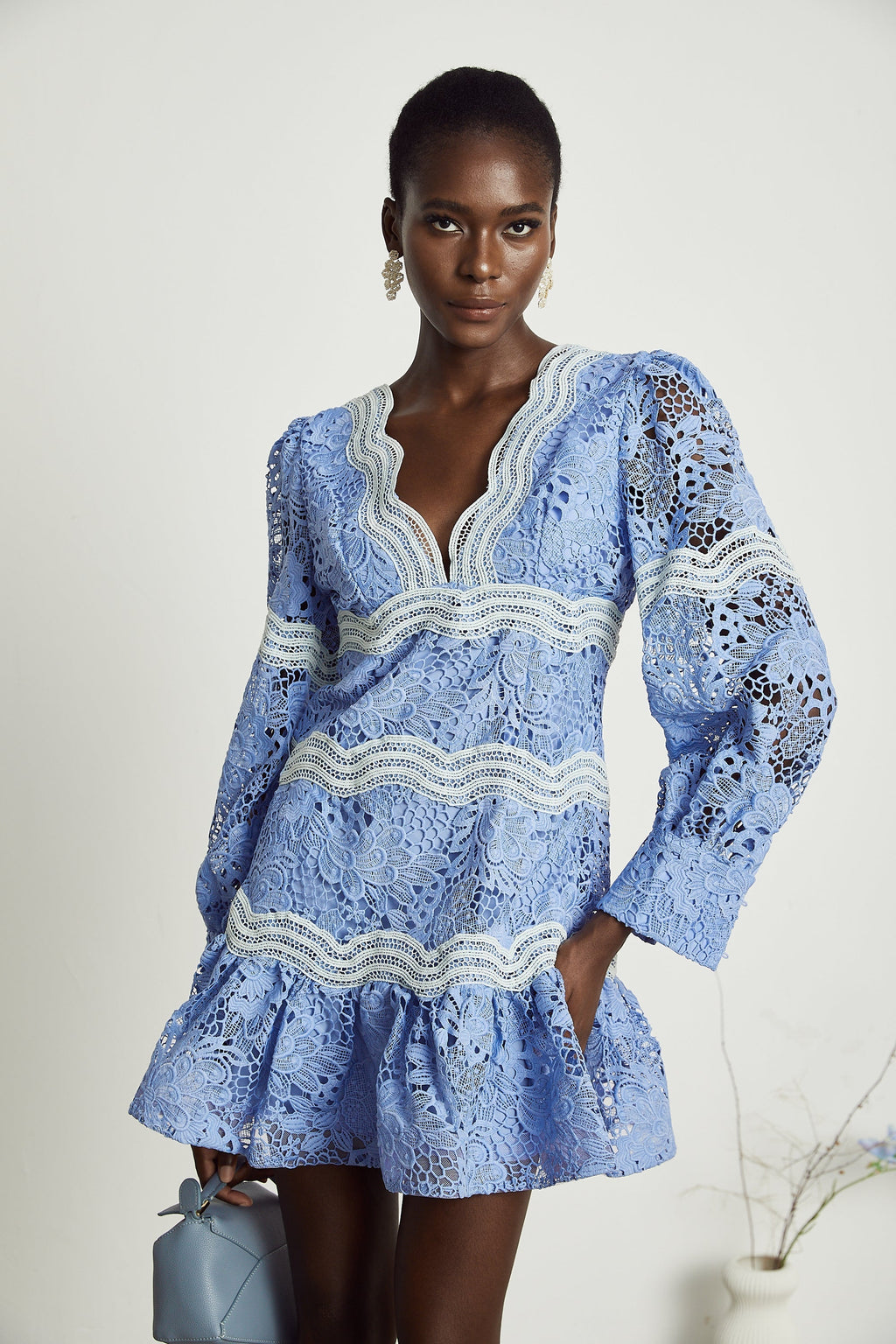 V Yaka Çiçek İşlemeli Mini Elbise