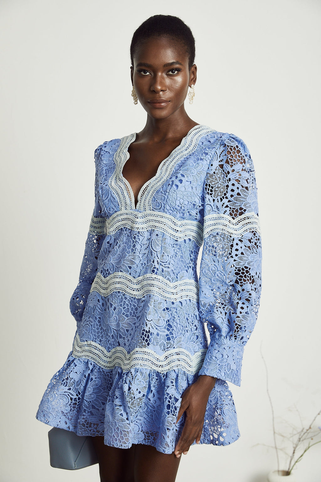 V Yaka Çiçek İşlemeli Mini Elbise