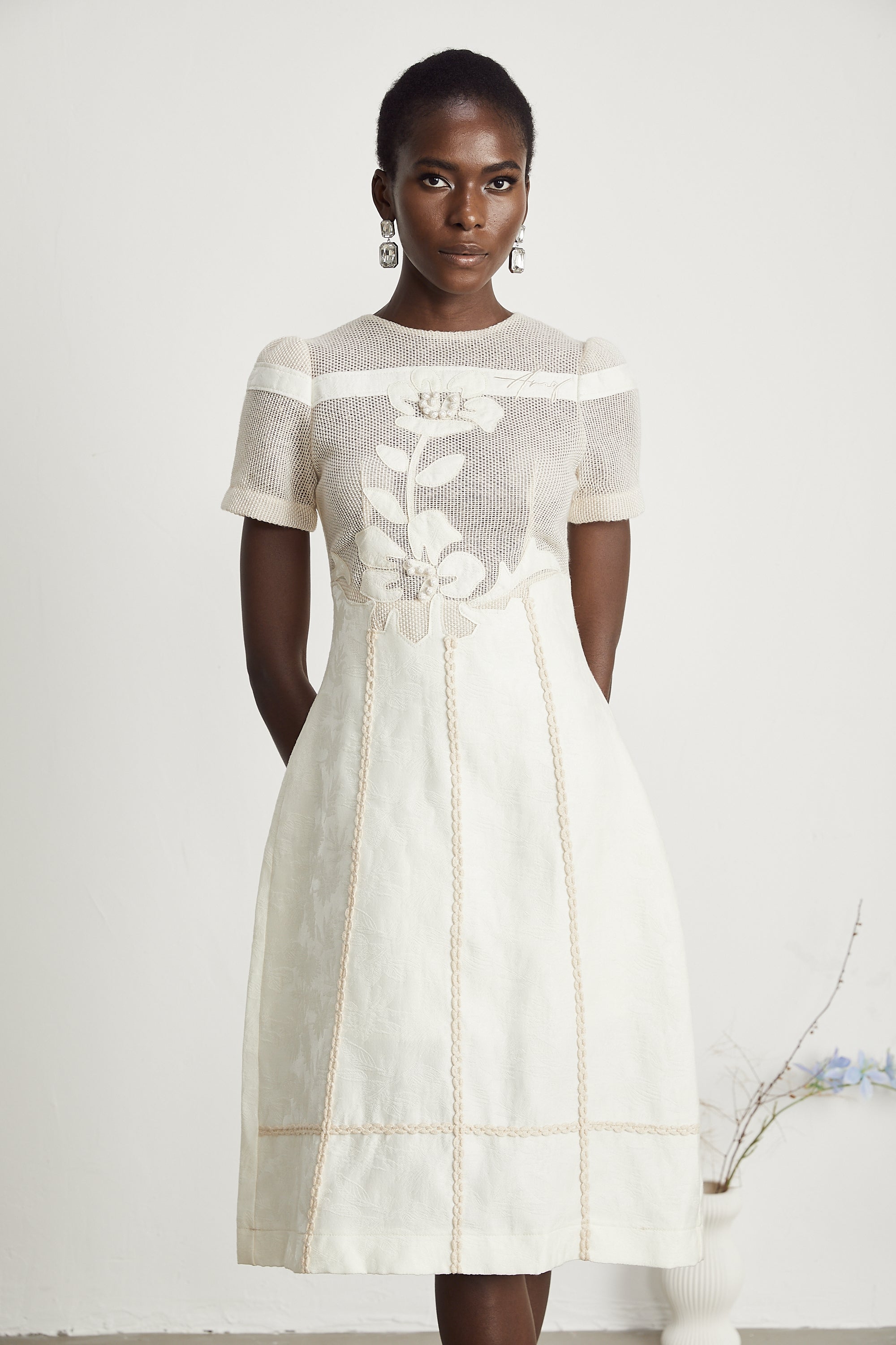 Çiçek İşlemeli Midi Elbise