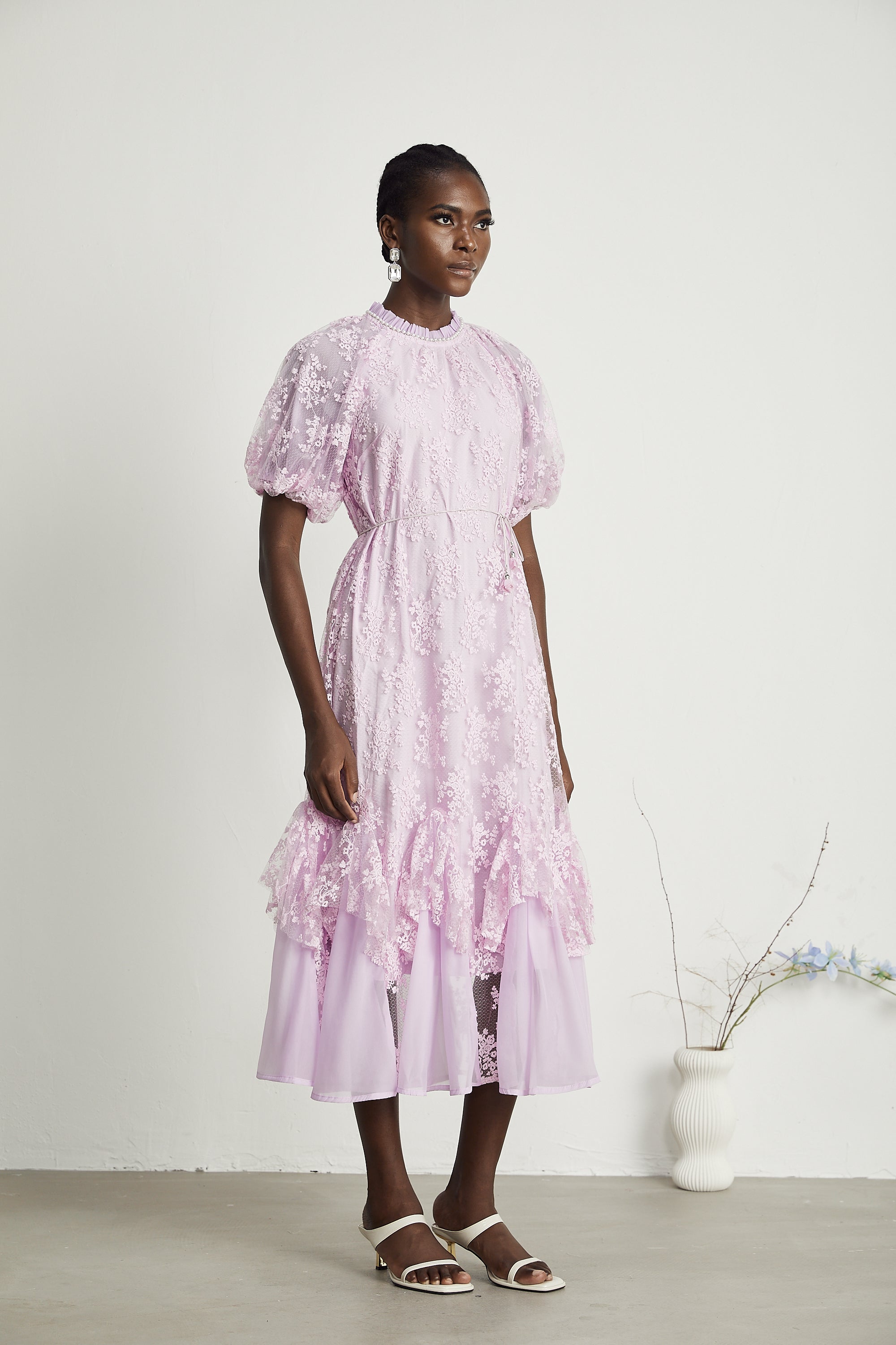 Coralie işlemeli midi elbise