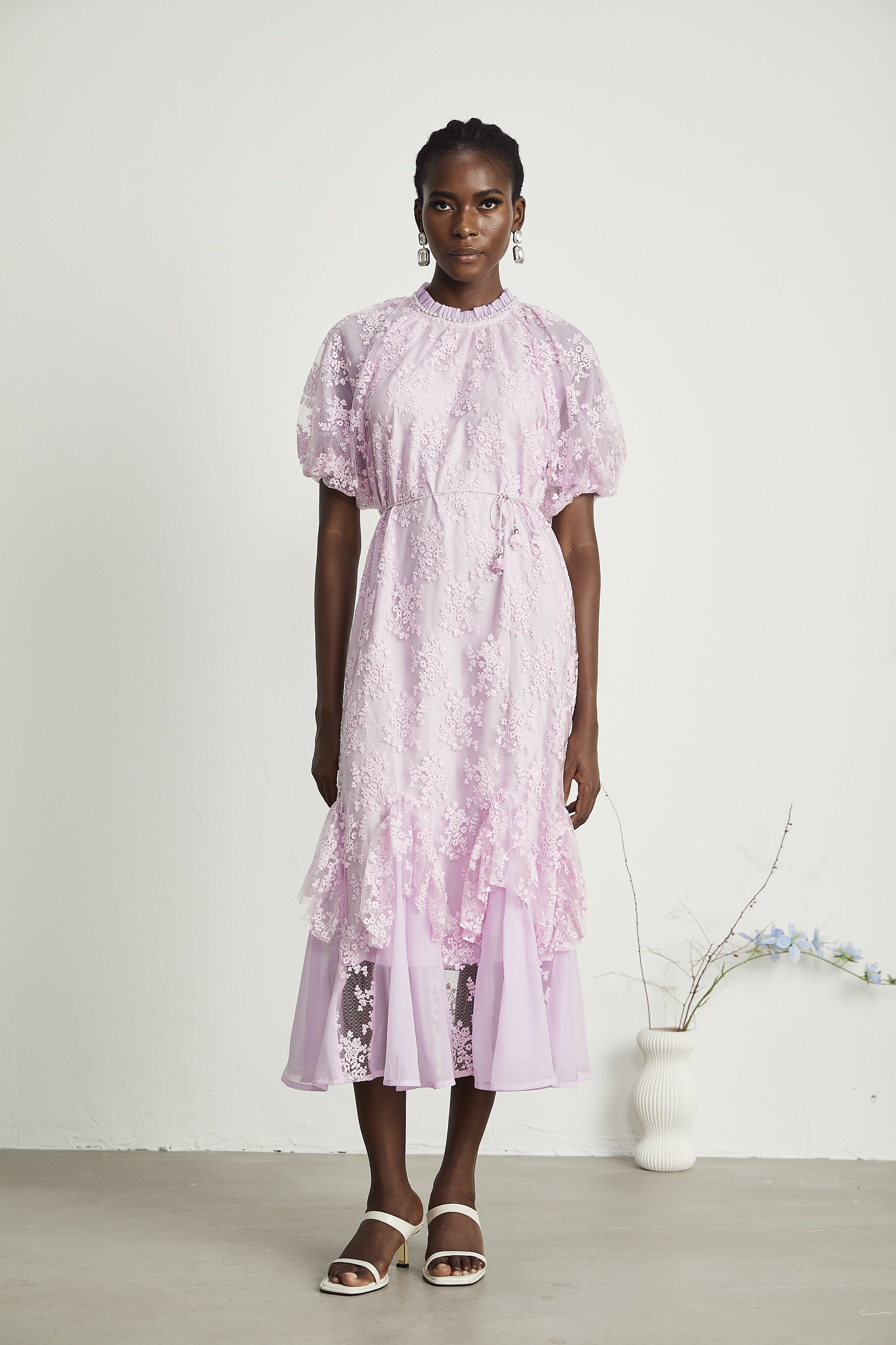 Coralie işlemeli midi elbise