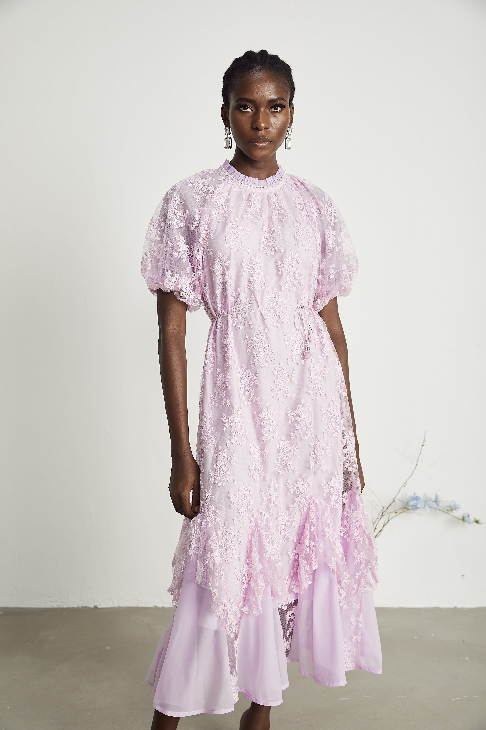 Coralie işlemeli midi elbise