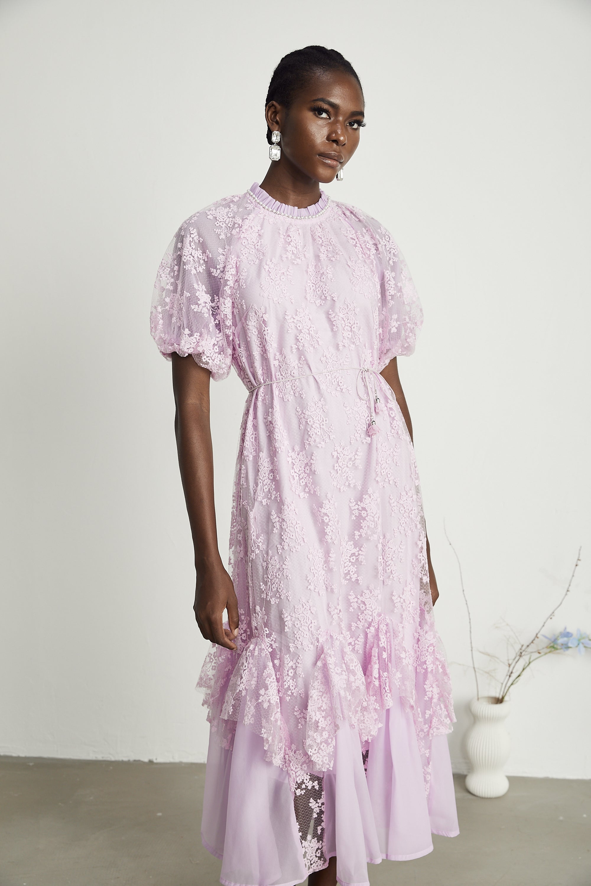 Coralie işlemeli midi elbise