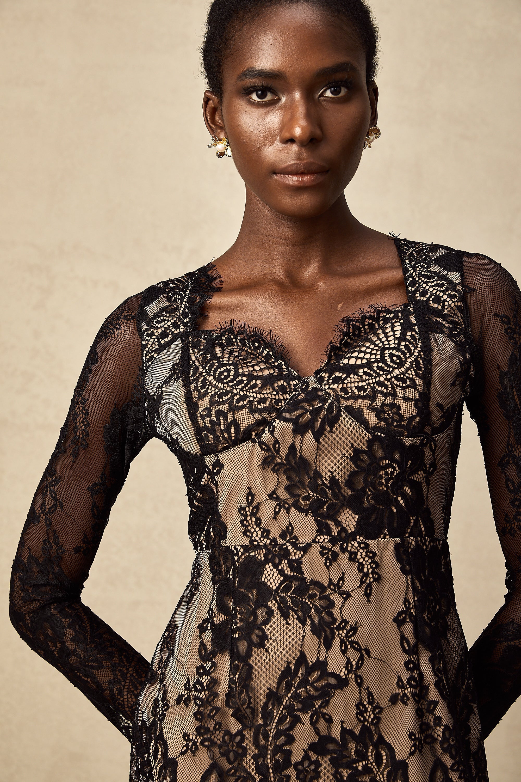 Çiçek İşlemeli Dantel Mini Elbise