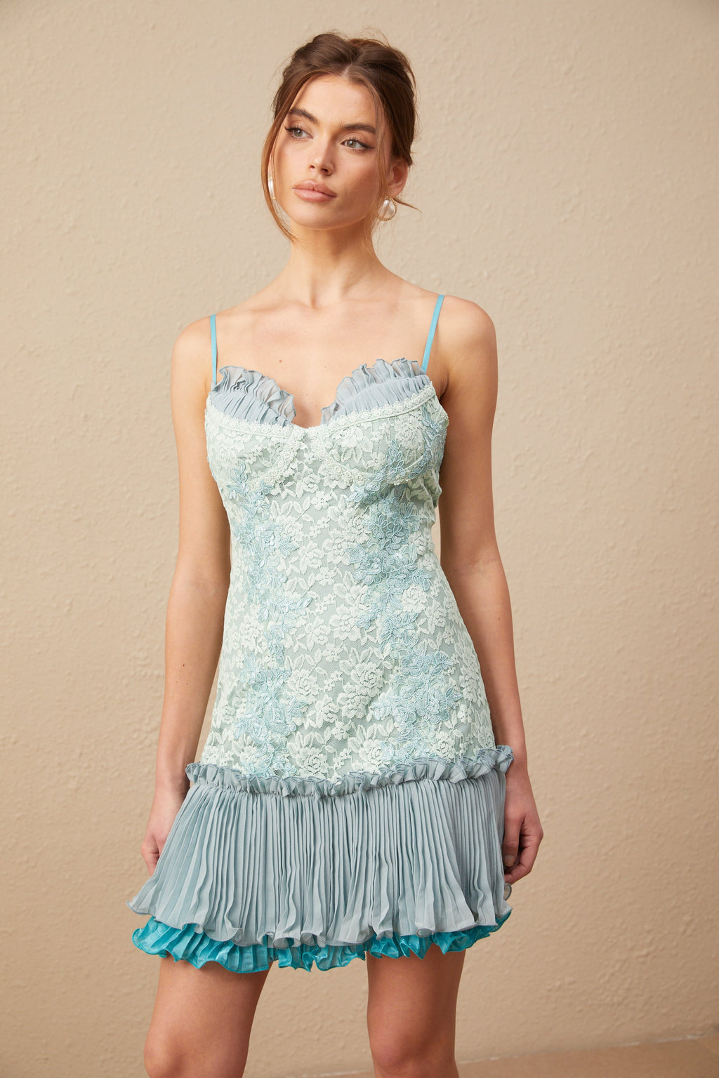 Gabrielle Dantel İşlemeli Pileli Mini Elbise