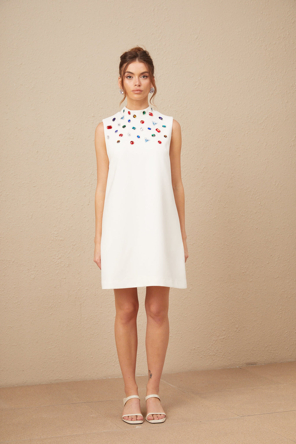 Élise Beyaz Kristal Büyük Fiyonk Detaylı Kolsuz Mini Elbise