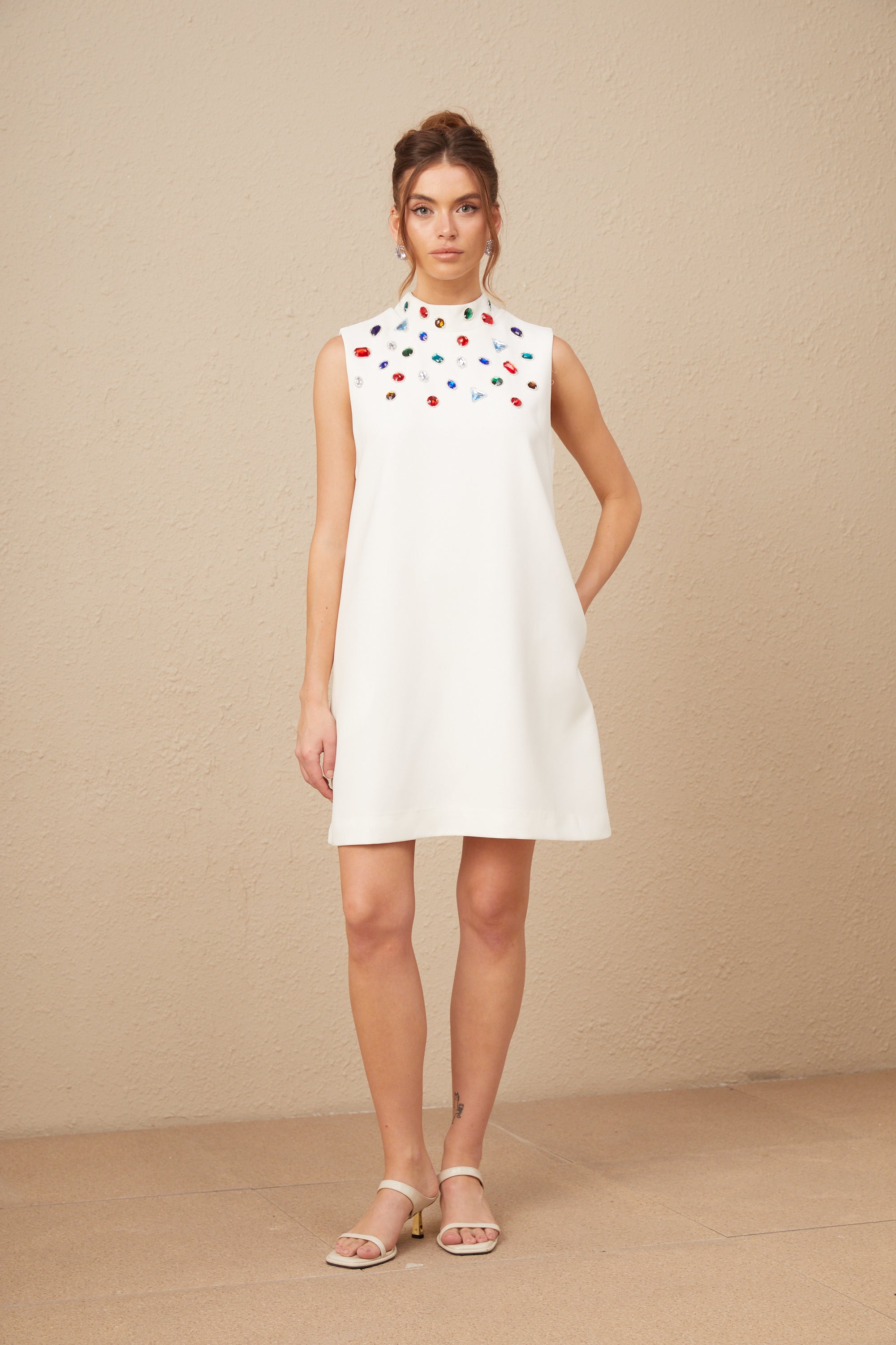 Élise Beyaz Kristal Büyük Fiyonk Detaylı Kolsuz Mini Elbise