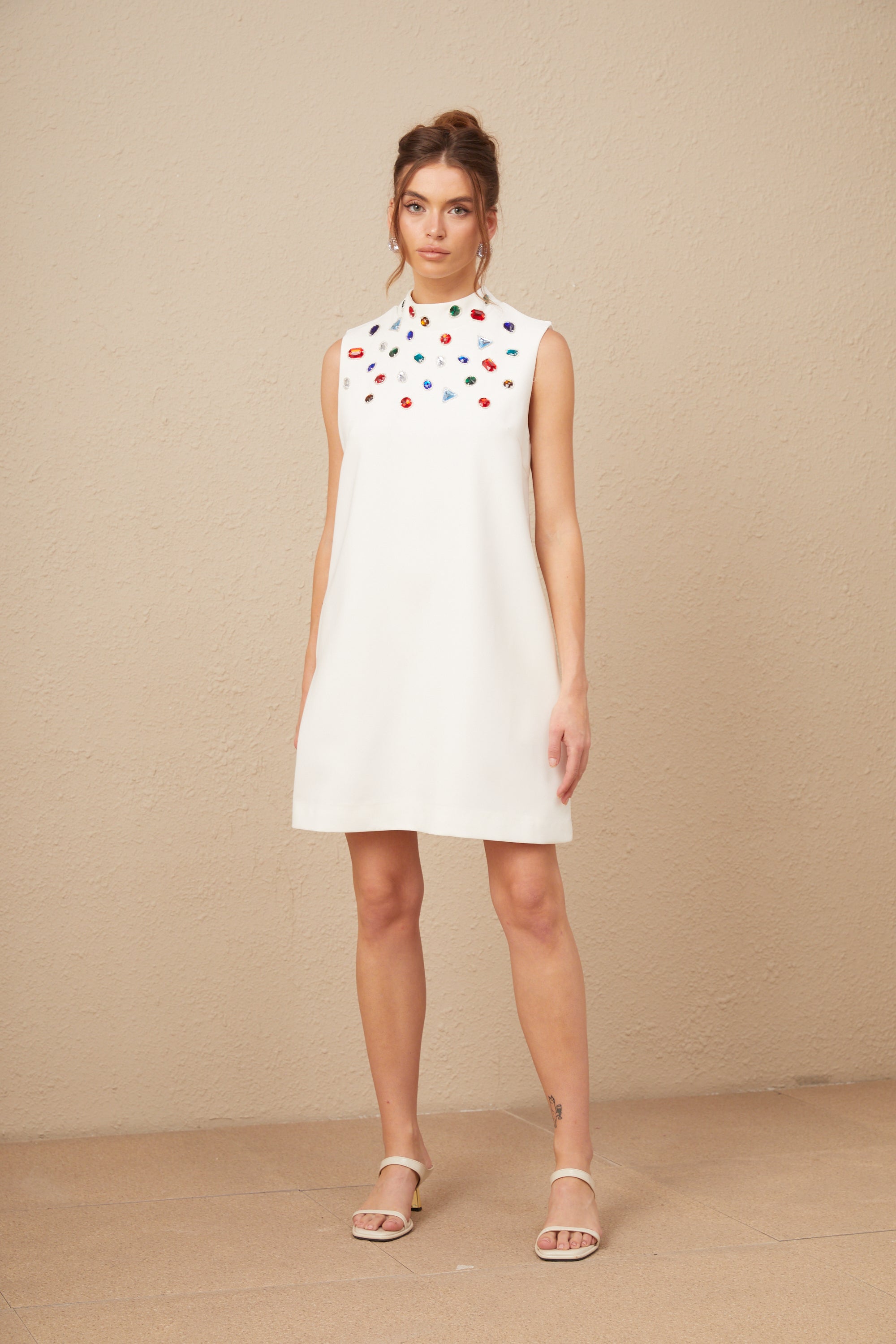 Élise Beyaz Kristal Büyük Fiyonk Detaylı Kolsuz Mini Elbise