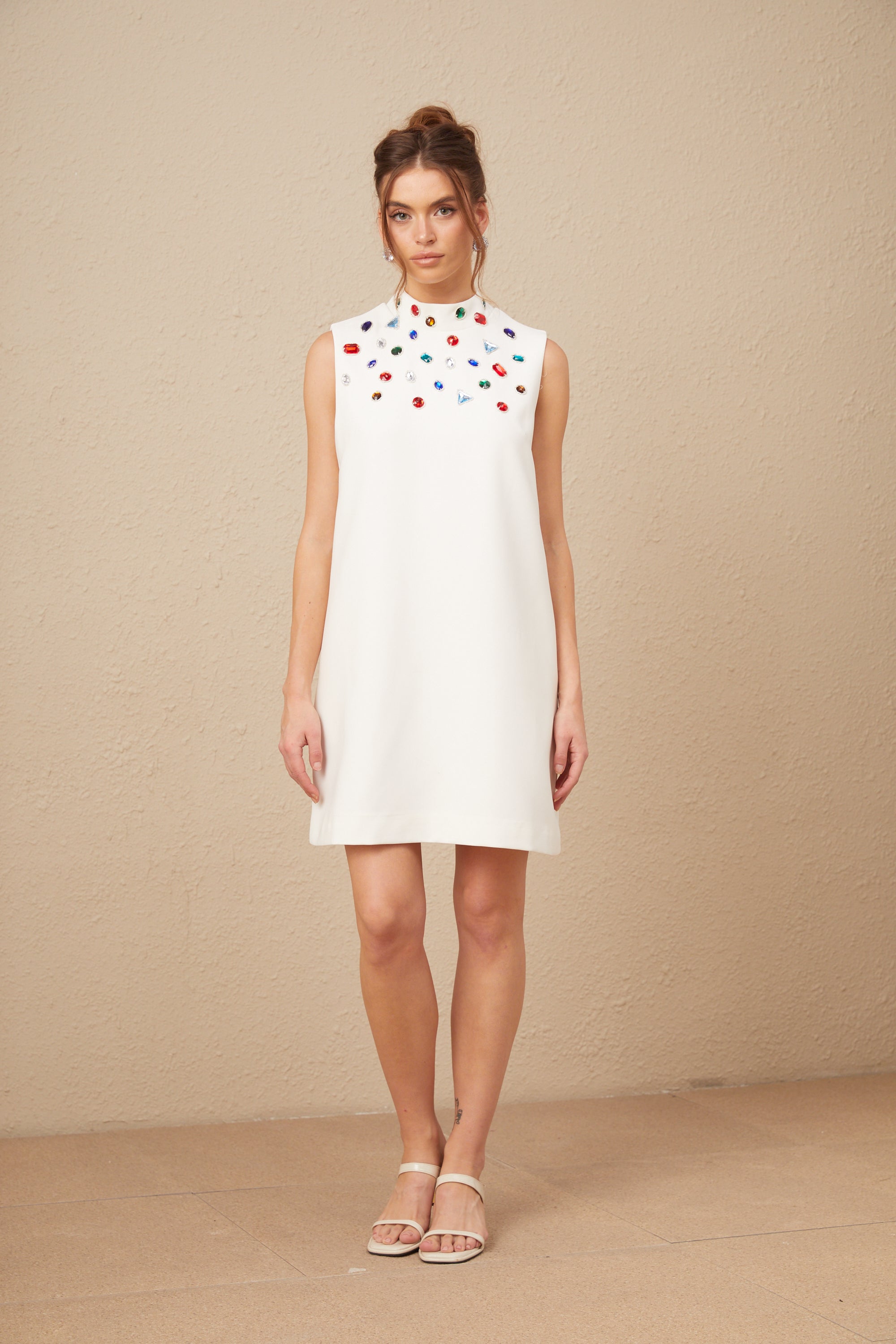 Élise Beyaz Kristal Büyük Fiyonk Detaylı Kolsuz Mini Elbise