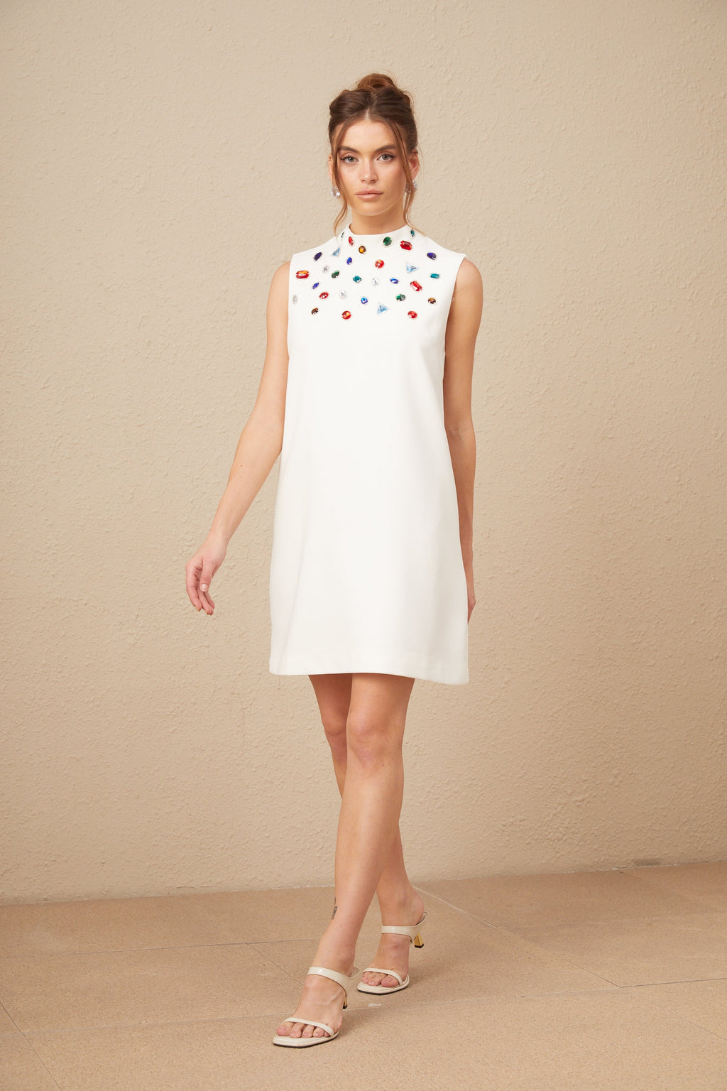 Élise Beyaz Kristal Büyük Fiyonk Detaylı Kolsuz Mini Elbise