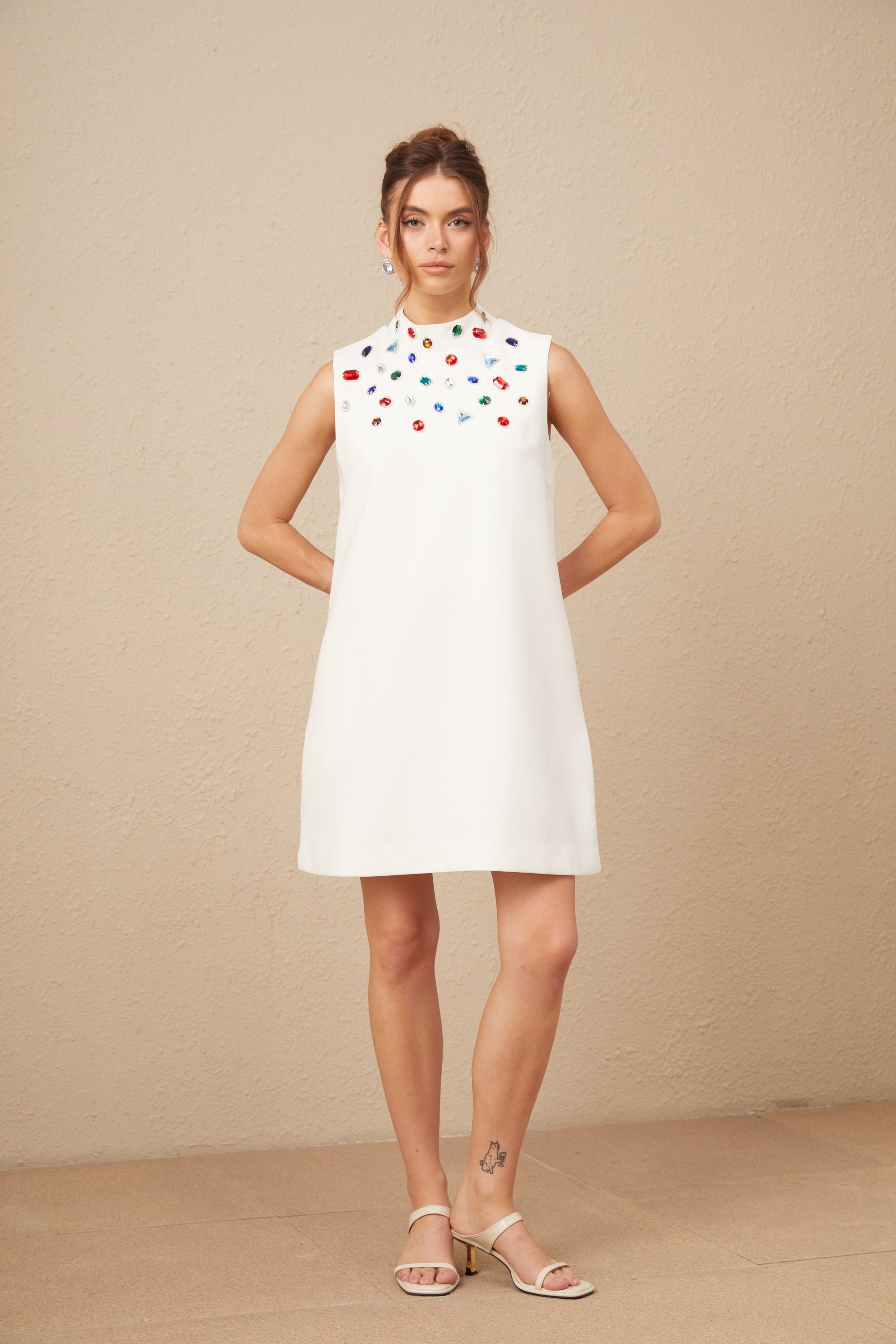 Élise Beyaz Kristal Büyük Fiyonk Detaylı Kolsuz Mini Elbise