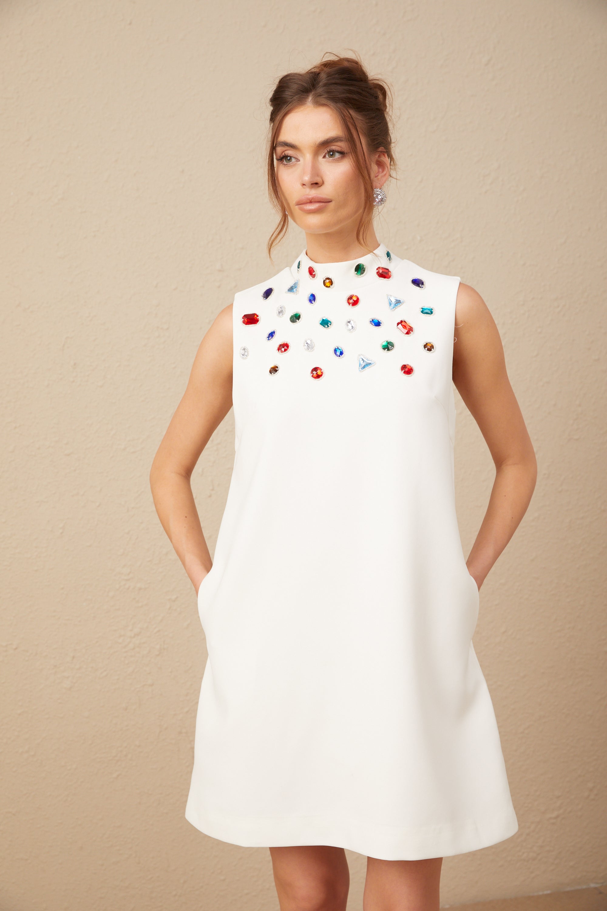 Élise Beyaz Kristal Büyük Fiyonk Detaylı Kolsuz Mini Elbise