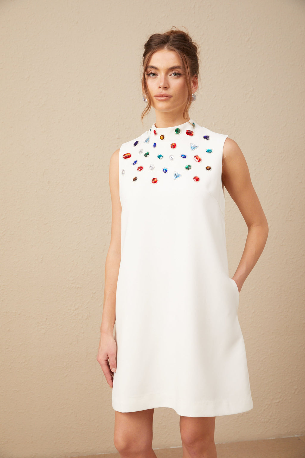 Élise Beyaz Kristal Büyük Fiyonk Detaylı Kolsuz Mini Elbise