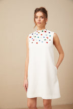 Élise Beyaz Kristal Büyük Fiyonk Detaylı Kolsuz Mini Elbise