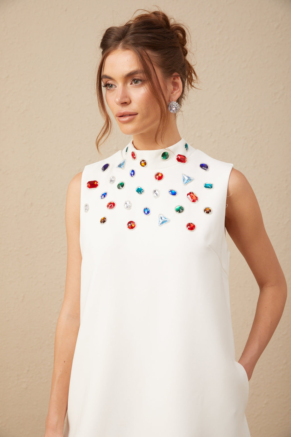 Élise Beyaz Kristal Büyük Fiyonk Detaylı Kolsuz Mini Elbise