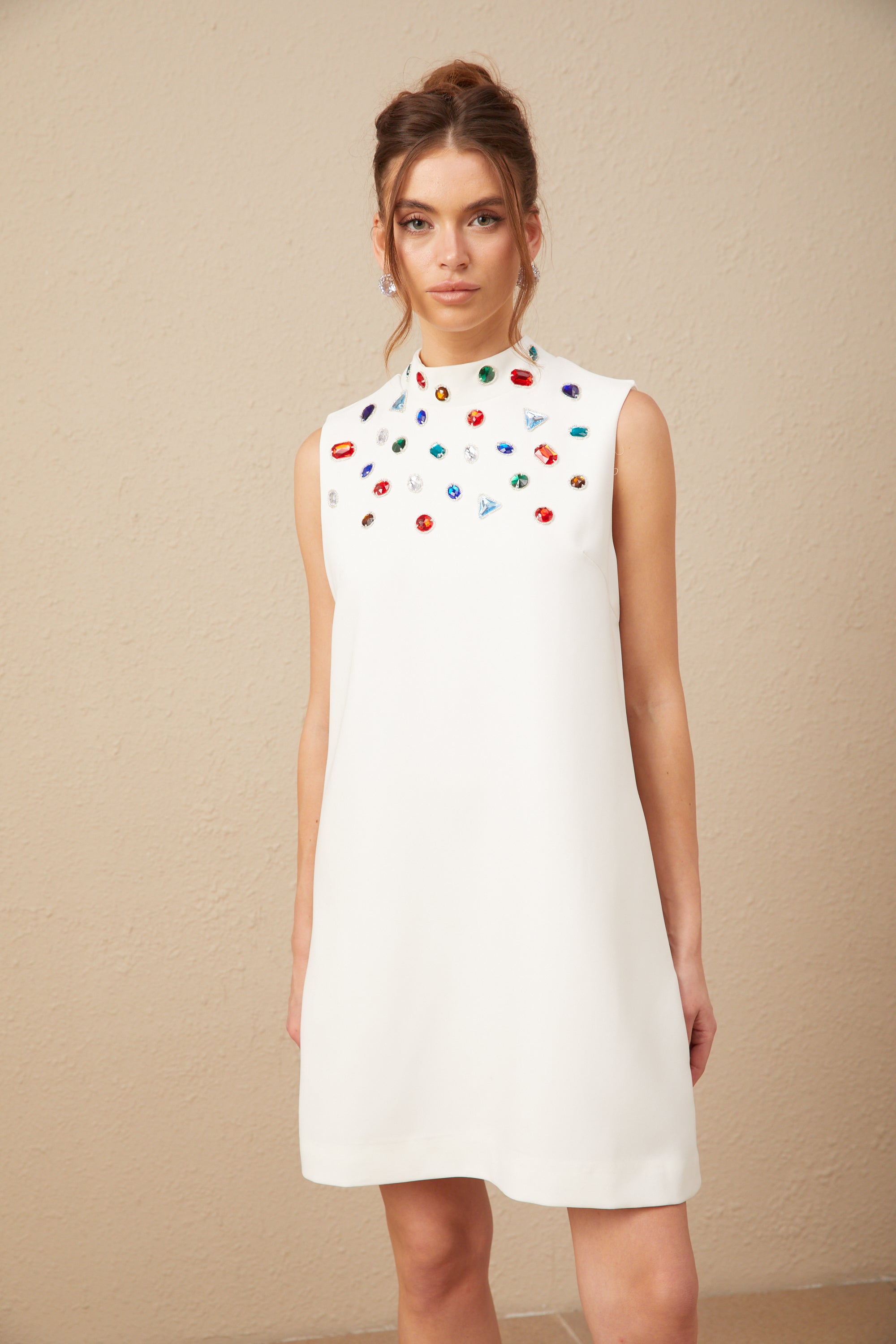 Élise Beyaz Kristal Büyük Fiyonk Detaylı Kolsuz Mini Elbise