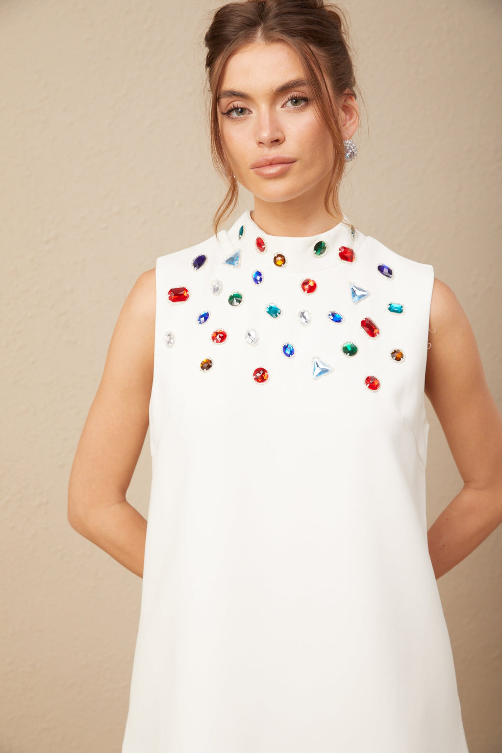 Élise Beyaz Kristal Büyük Fiyonk Detaylı Kolsuz Mini Elbise