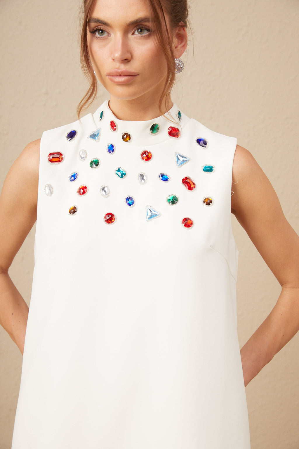 Élise Beyaz Kristal Büyük Fiyonk Detaylı Kolsuz Mini Elbise