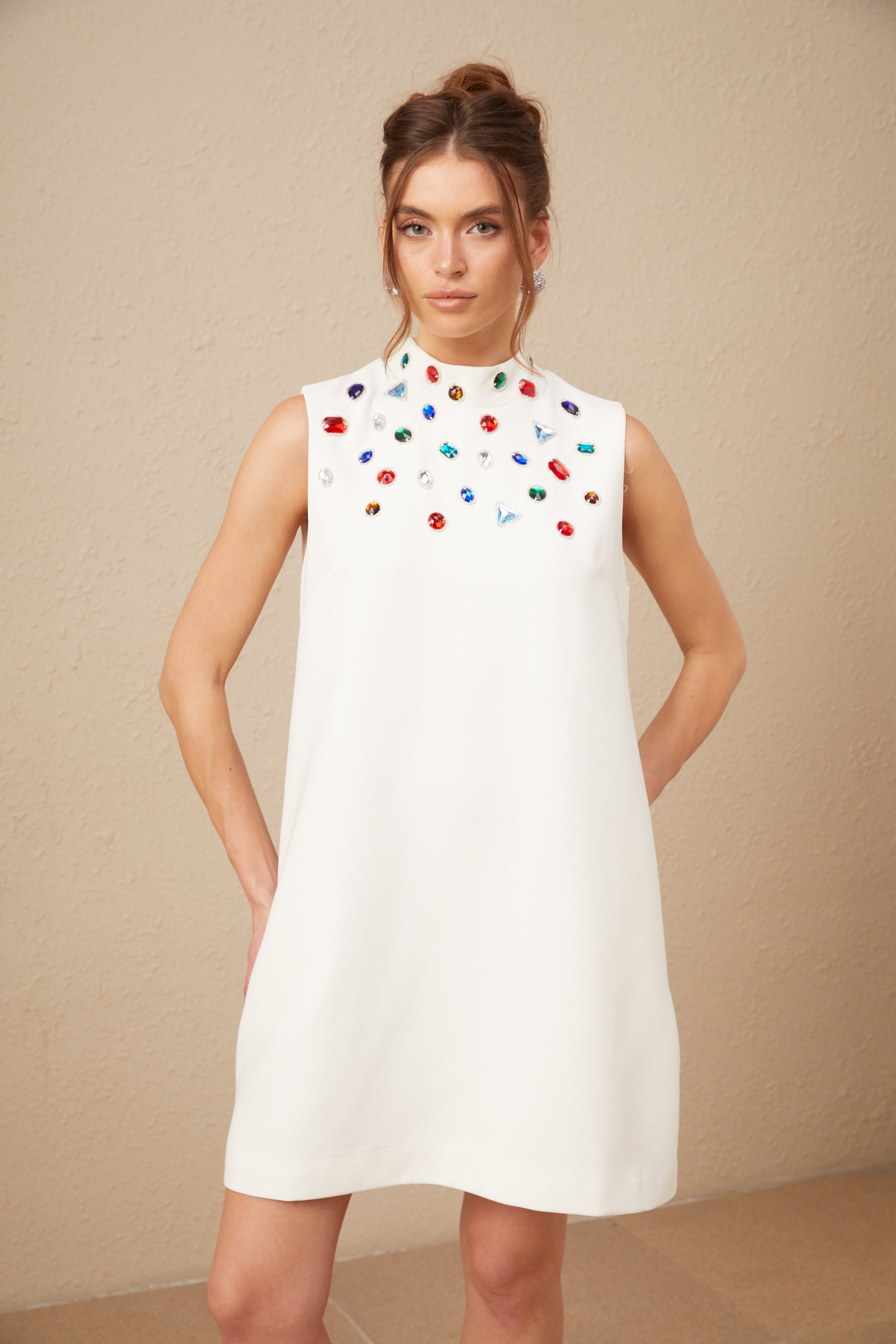 Élise Beyaz Kristal Büyük Fiyonk Detaylı Kolsuz Mini Elbise