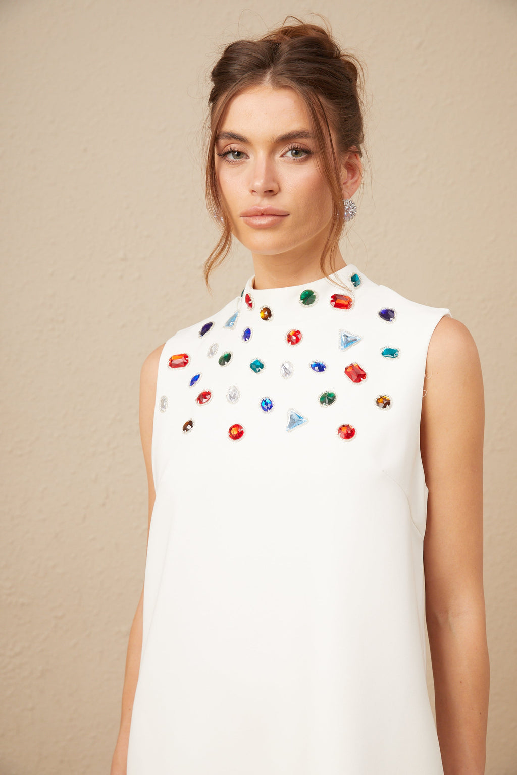 Élise Beyaz Kristal Büyük Fiyonk Detaylı Kolsuz Mini Elbise