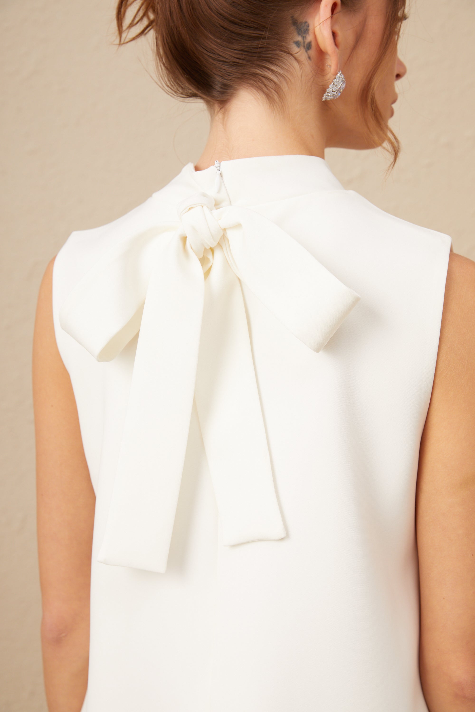 Élise Beyaz Kristal Büyük Fiyonk Detaylı Kolsuz Mini Elbise