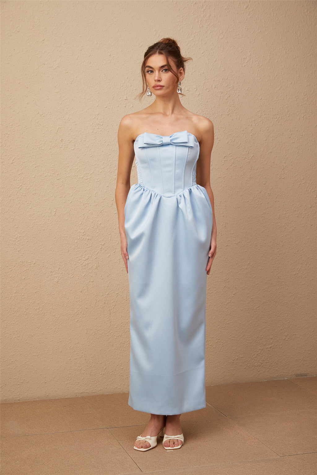 Sylvie mavi saten fiyonk detaylı omuzdan açık midi elbise